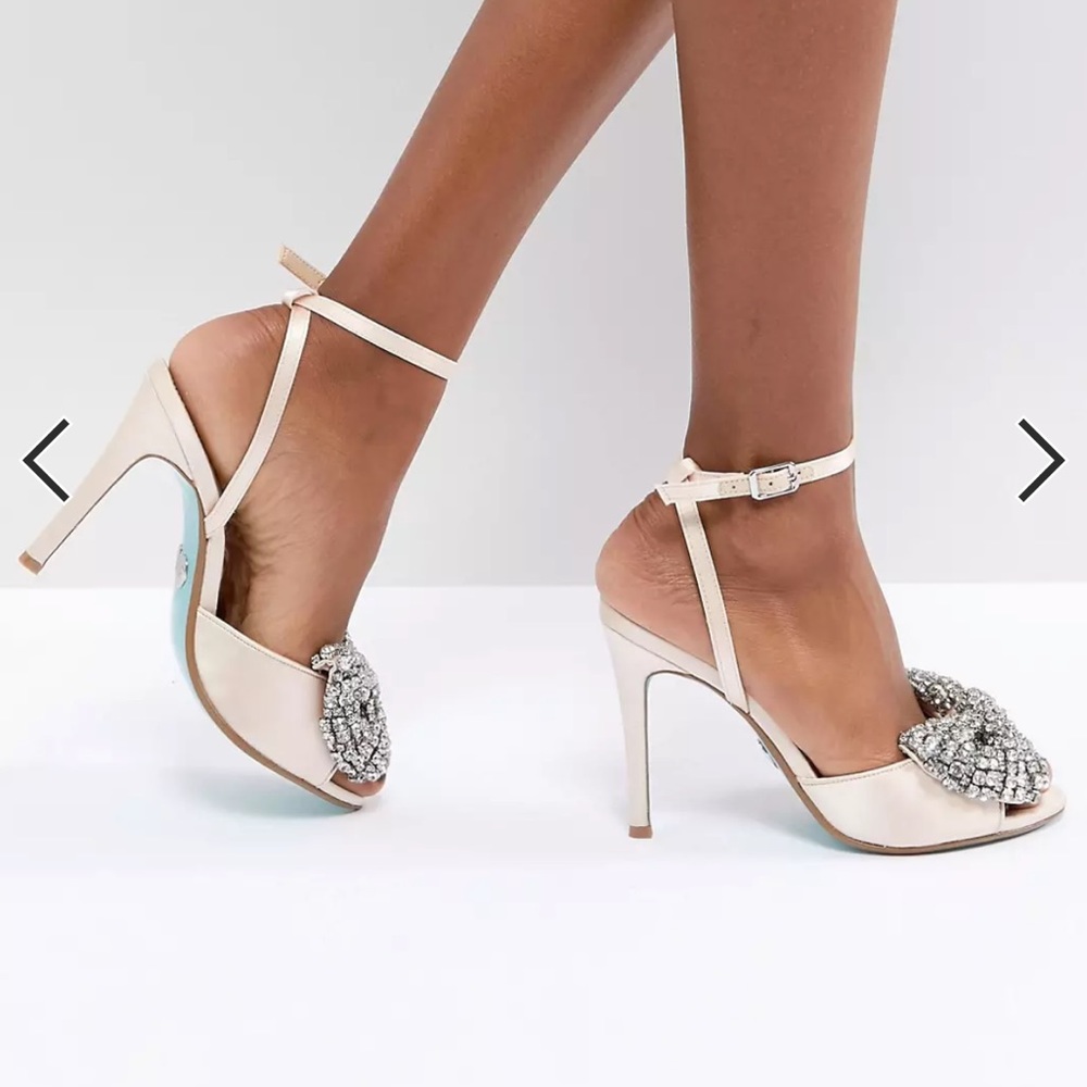 NWOT Betsey Johnson bow heels